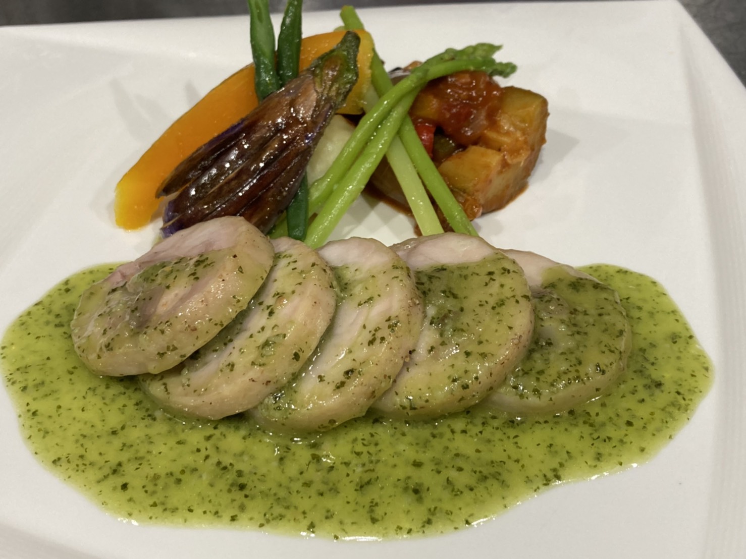 信玄鶏モモ肉と根菜・海老ムースの詰物　ガーリックバターソース