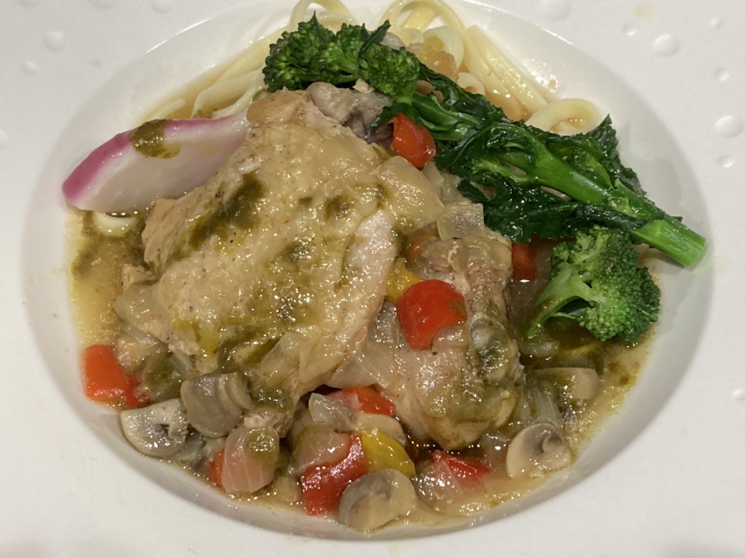 鶏モモ肉の白ワイン煮 バジル風味