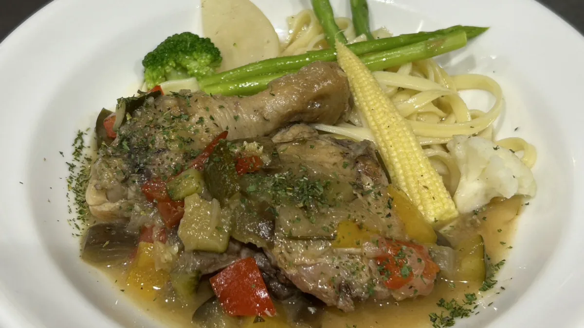 若鶏モモ肉と夏野菜のスパイス煮込み（ランチ）｜関内のビストロ「ドゥ